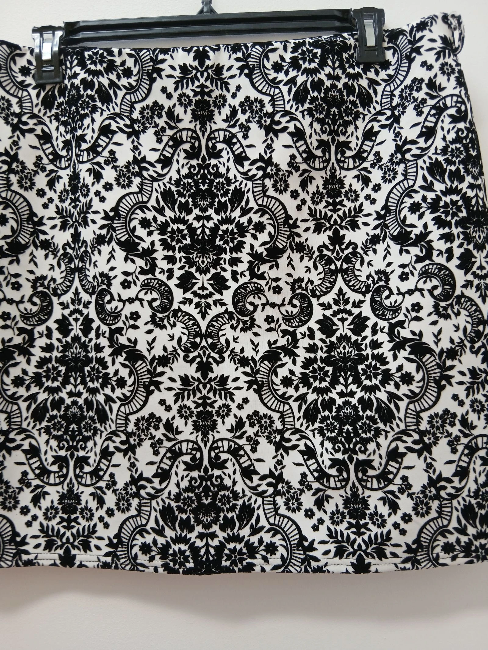 Magnífica falda blanca con motivos de terciopelo negro talla 48 Yessica C&A – photo 7